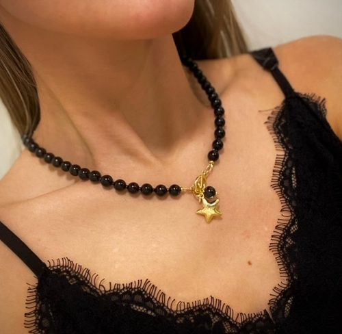 Juodas vėrinys su žvaigžde